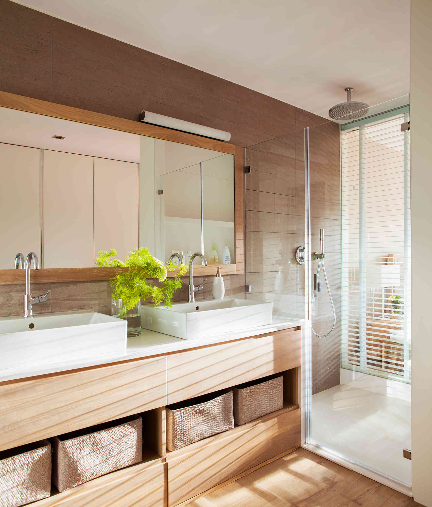 2 bano moderno con ducha que comunica con el dormitorio fontaneros madrid reparaciones urgentes madrid
