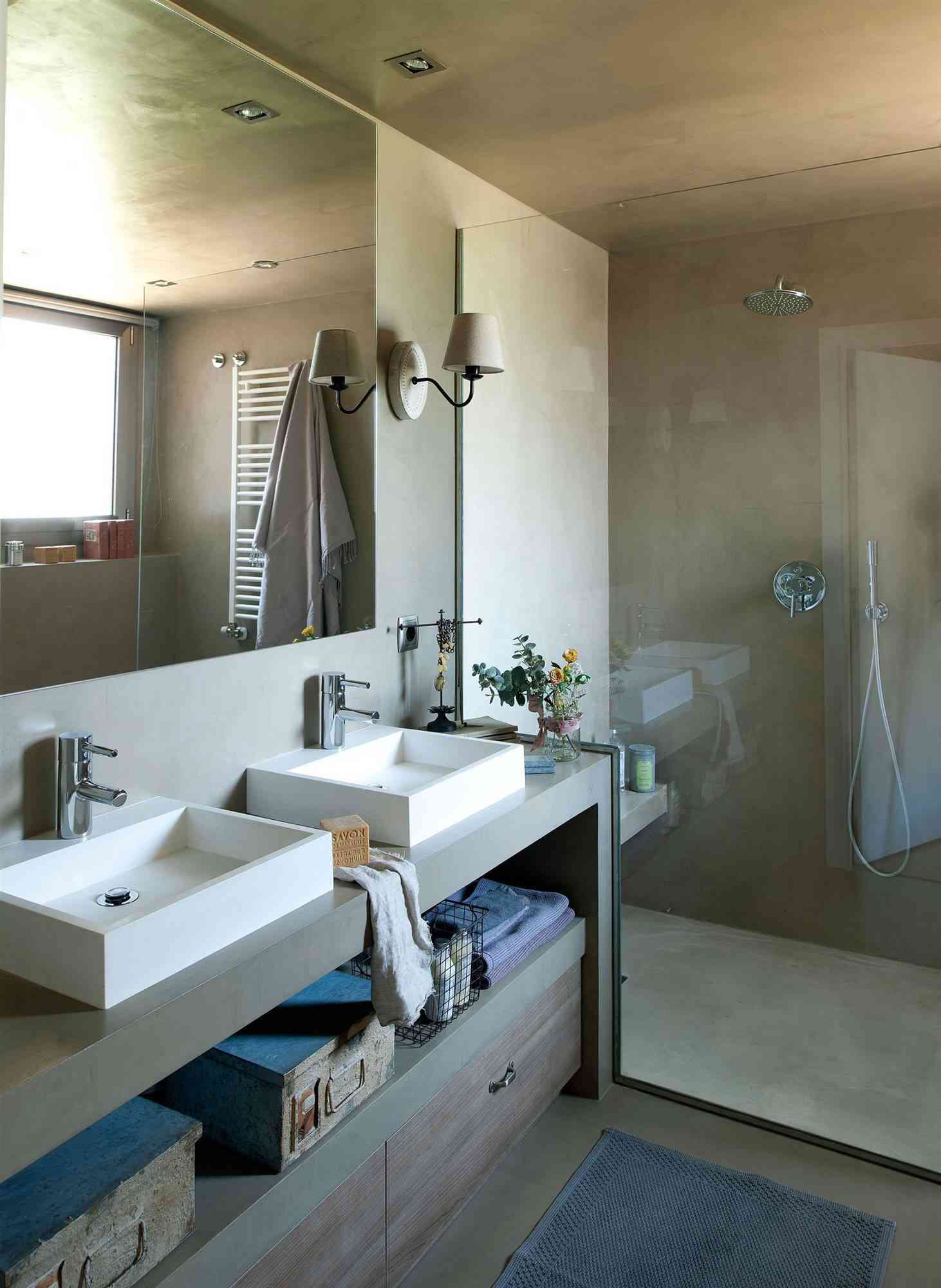 9 bano con ducha revestida de microcemento y lavabo doble fontaneros madrid reparaciones urgentes madrid
